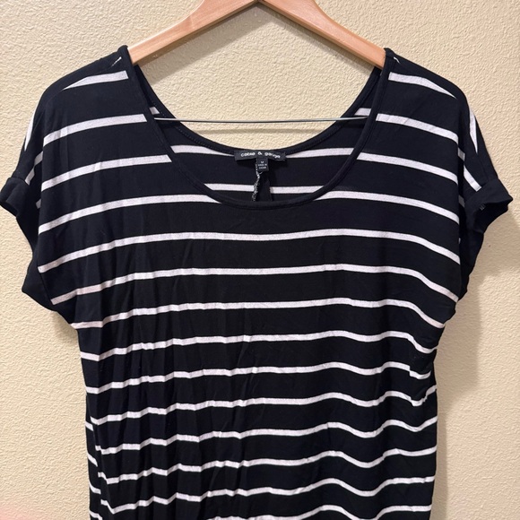 Women’s Medium Cable & Gauge Black White Striped Hi-Low Cap Sleeve Top - Picture 2 of 11